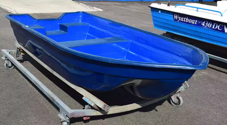 Стеклопластиковая лодка Neman-340 (тримаран) в Дербенте