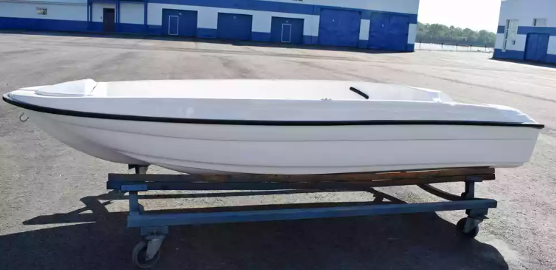 Стеклопластиковая лодка Пингвин (тримаран) в Дербенте