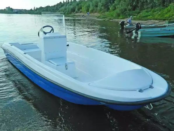Стеклопластиковая лодка Пингвин с консолью (тримаран) в Дербенте