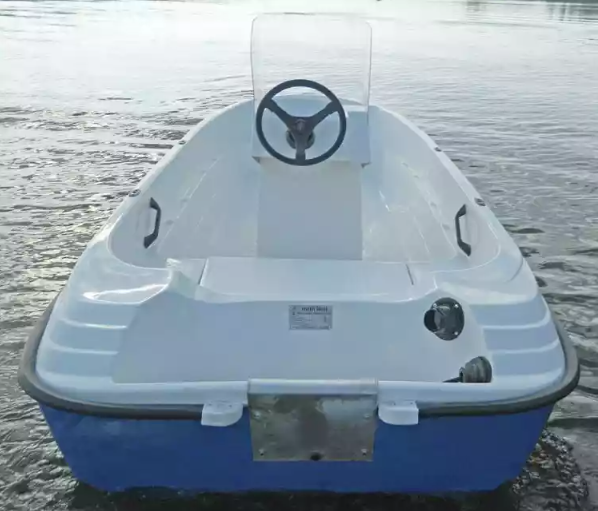 Стеклопластиковая лодка Пингвин с консолью (тримаран) в Дербенте