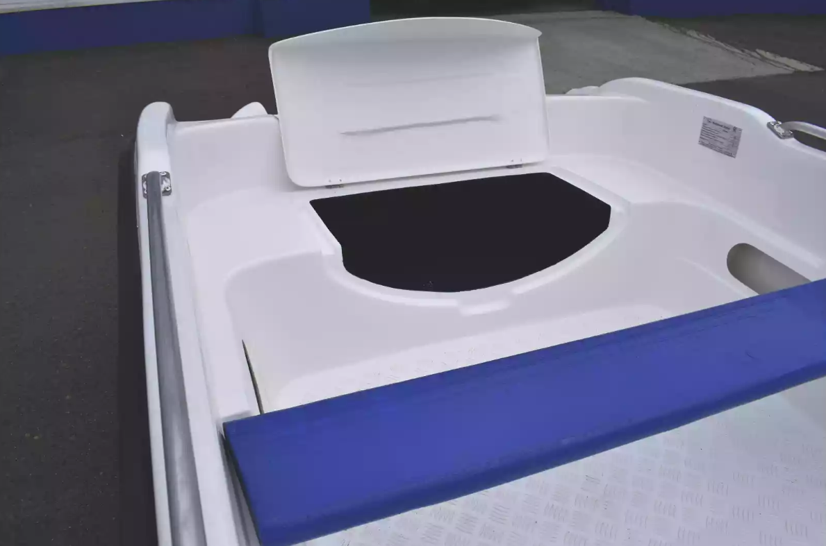 Стеклопластиковая лодка Пингвин New (тримаран) в Дербенте