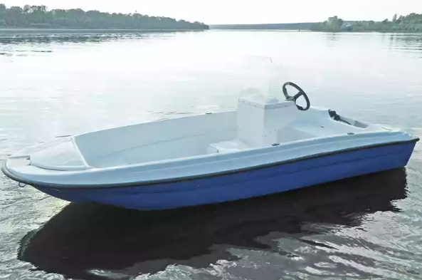 Стеклопластиковая лодка Пингвин с консолью (тримаран) в Дербенте