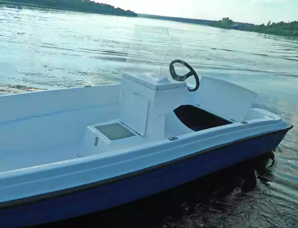Стеклопластиковая лодка Пингвин с консолью (тримаран) в Дербенте