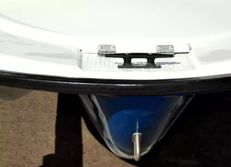 Стеклопластиковая лодка Пингвин с консолью (тримаран) в Дербенте