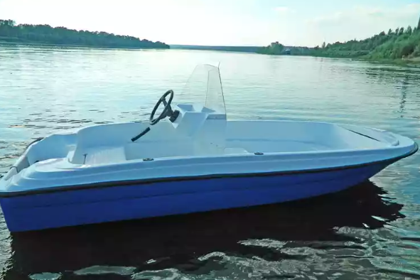Стеклопластиковая лодка Пингвин с консолью (тримаран) в Дербенте