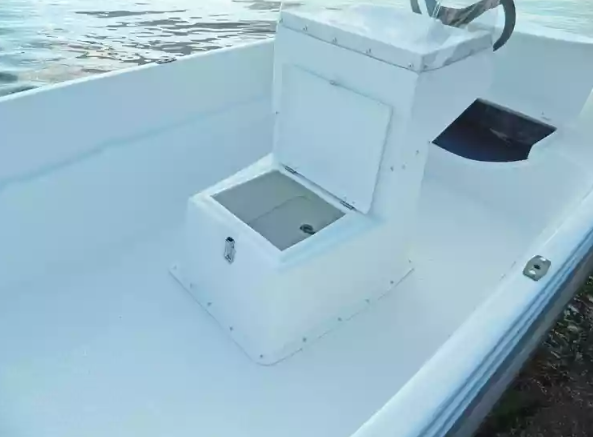 Стеклопластиковая лодка Пингвин с консолью (тримаран) в Дербенте