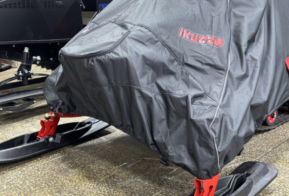 Чехол транспорт. снегохода IKUDZO HUNTER черно-красный Оксфорд ПРЕМИУМ качества с лого IKUDZO в Дербенте