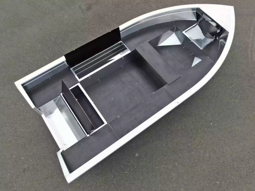 Алюминиевая лодка  Неман-420 в Дербенте