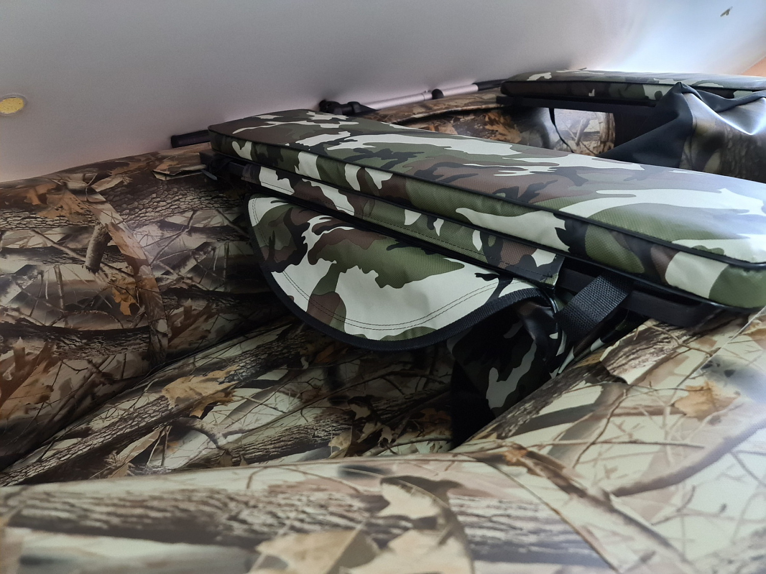 КОМПЛЕКТ МЯГКИХ НАКЛАДОК С СУМКОЙ ДЛЯ ЛОДОК 105Х20 КАМУФЛЯЖ в Дербенте